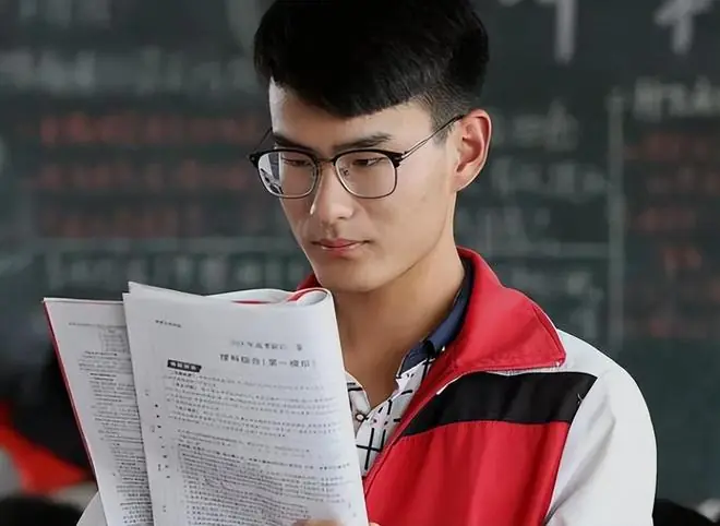 可惜了高分!649分考生被乡村定向医学生录取,编制有那么香吗?