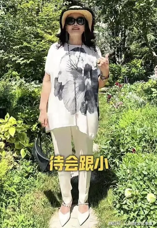 玥儿和爸爸小菲畅游环球影城,奶奶又带去艺术展!孩子脸上露笑容