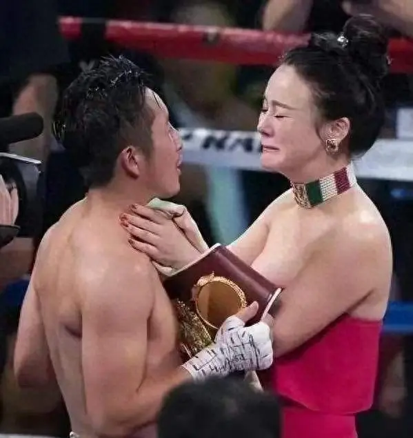 一边哭穷卖惨,一边马尔代夫豪华度假,邹市明夫妇给穷人走了个样