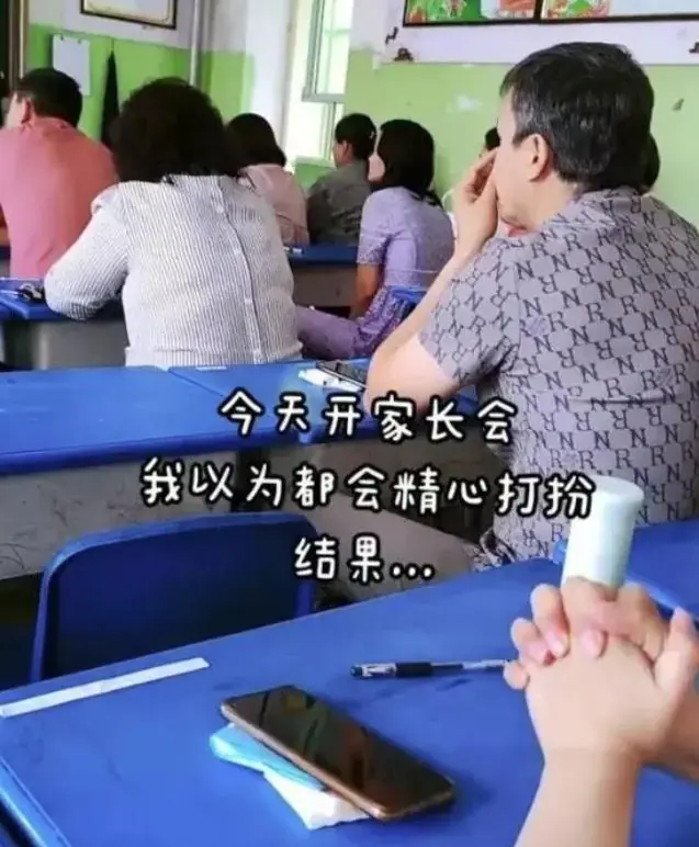 “爱莎公主都比这体面!”宝妈晒家长会幼态穿搭,评论区却吵翻了