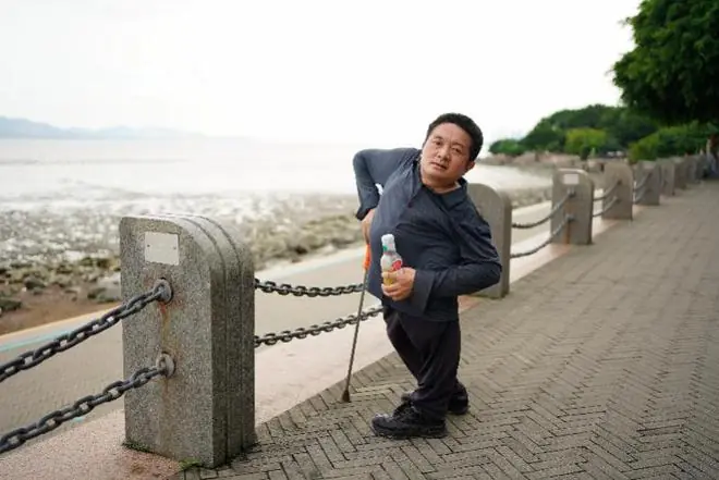 深圳湾“拄拐大哥”走红，46岁闯深圳，网友盼企业给个机会