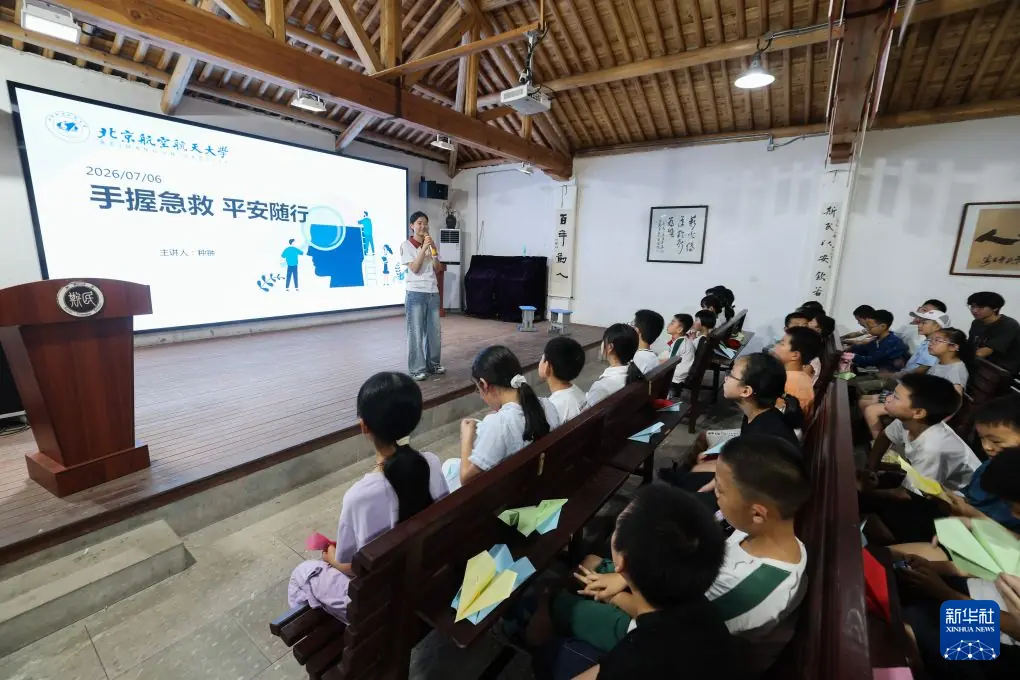 青年志愿者为乡村孩童开启多彩暑期课堂