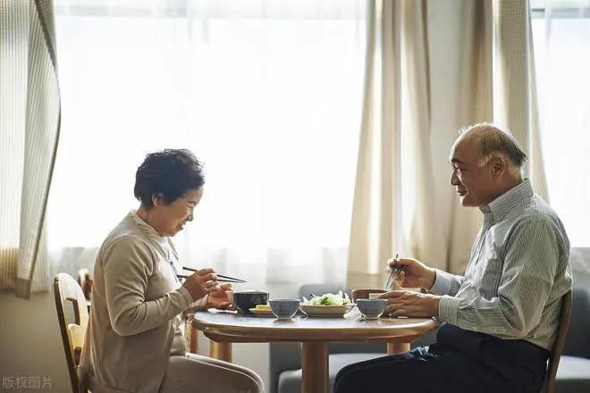 老夫妻携百万存款回农村,才半年就后悔了:吃顿红烧排骨都得关门