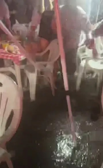 “不用买单了,直接走就行!”突遇暴风雨,浙江一烧烤店老板给店里客人全免单