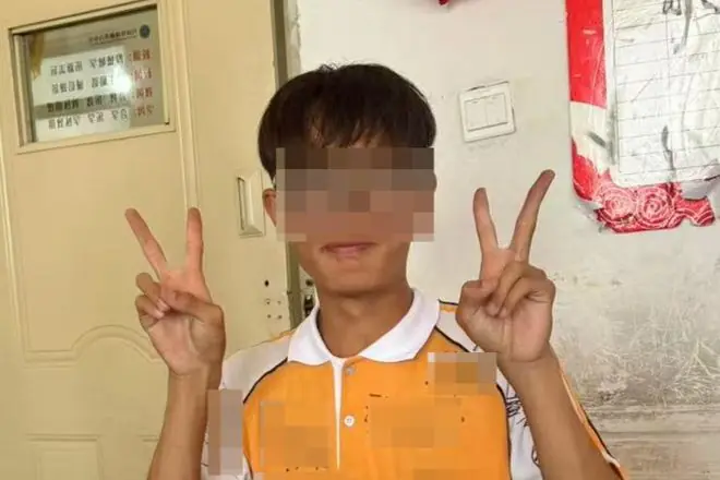 16岁高中生凌晨被捅伤致死 嫌疑人已移送审查起诉 母亲:儿子系国家注册田径运动员,当天刚获运动会接力冠军