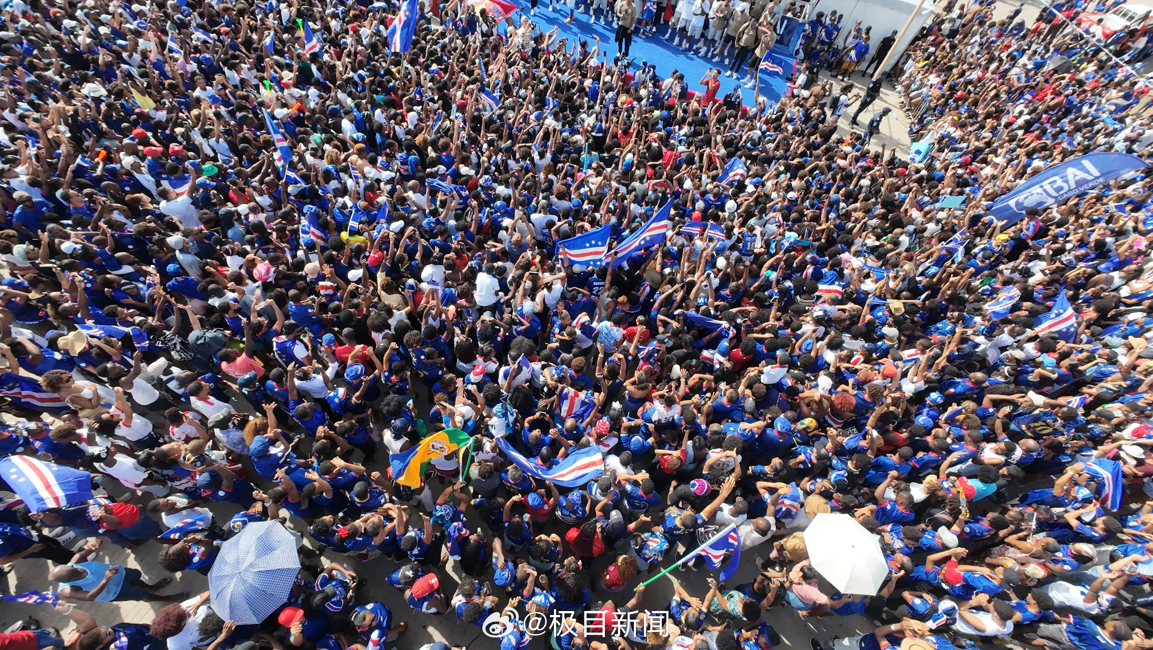 佛得角球员回国,现场被围得水泄不通