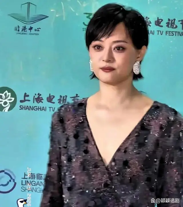 孙俪在后台逮住杨紫,开口就问:拿了白玉兰,有新戏能不能推荐推荐我?杨紫接得飞快