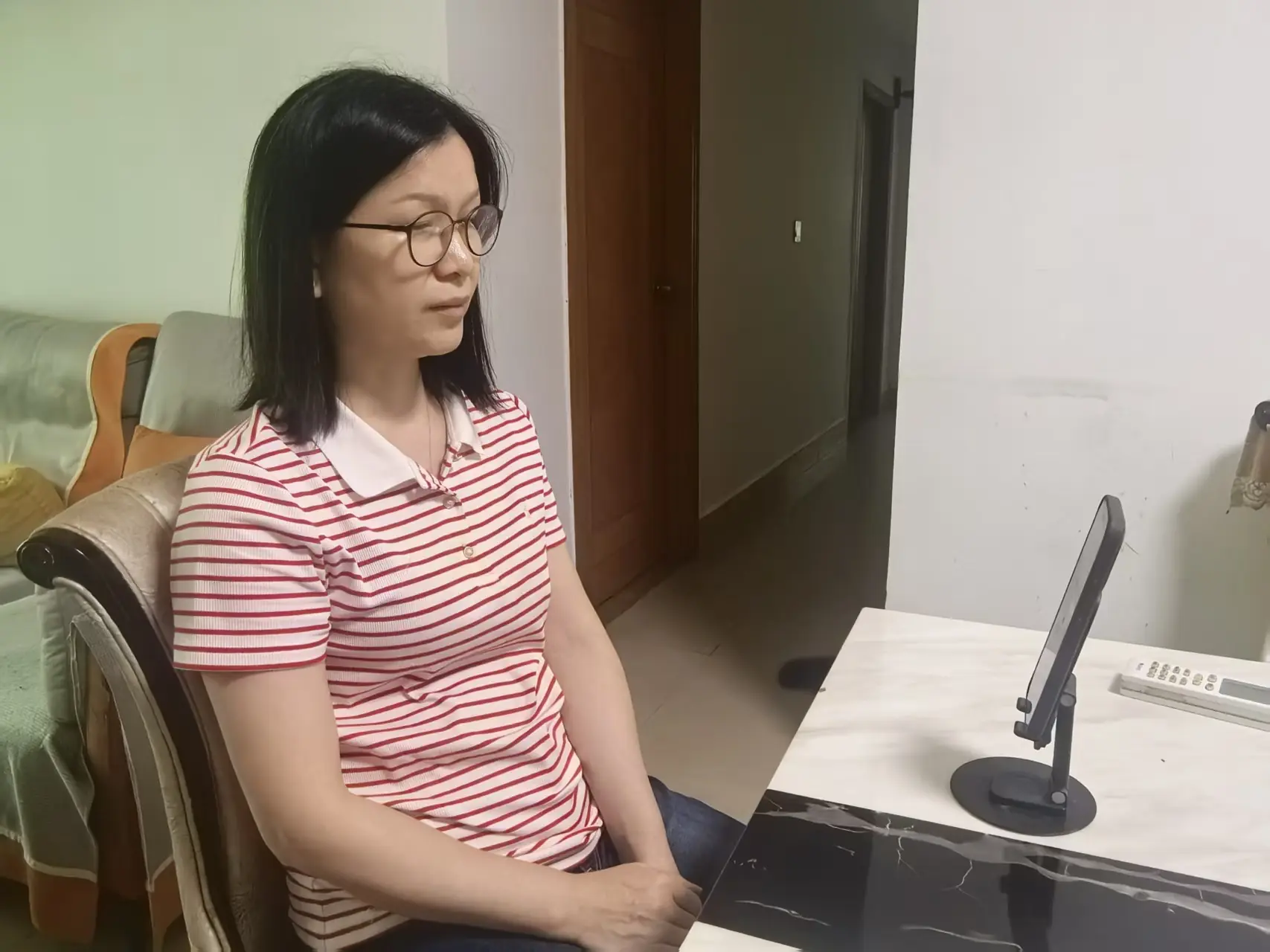 女儿女婿相继自杀后，妈妈投身防性侵宣传