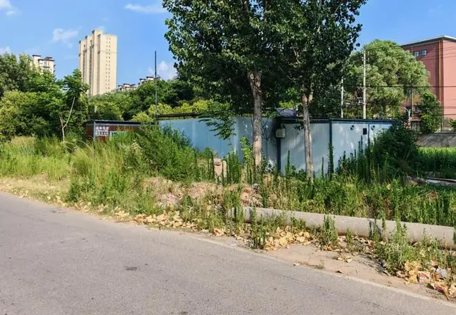 简易停尸房被一辆酒驾车辆撞击损毁