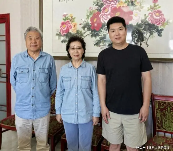 她是著名歌唱家,与著名大导演离婚,带儿子嫁高官,如今定居北京
