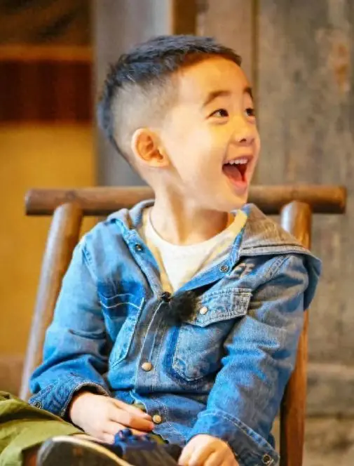 Jasper13岁生日庆生照曝光!遗传陈小春单眼皮,被曝将赴英国留学