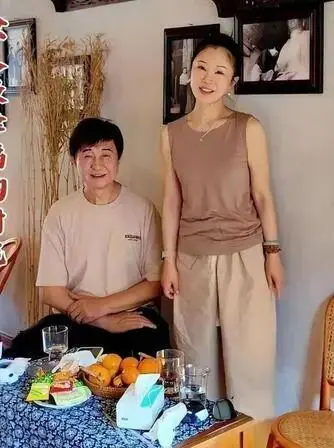 65岁付笛生现状:住北京四合院,妻子冻龄似少女,儿子是大网红