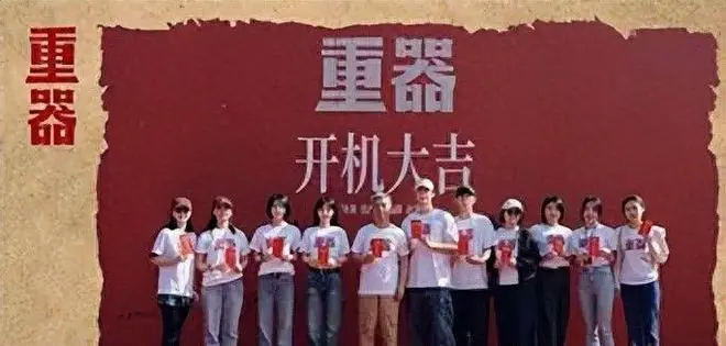 央视热播！又一“黑马”年代剧来袭，看完阵容我想说：想不火都难