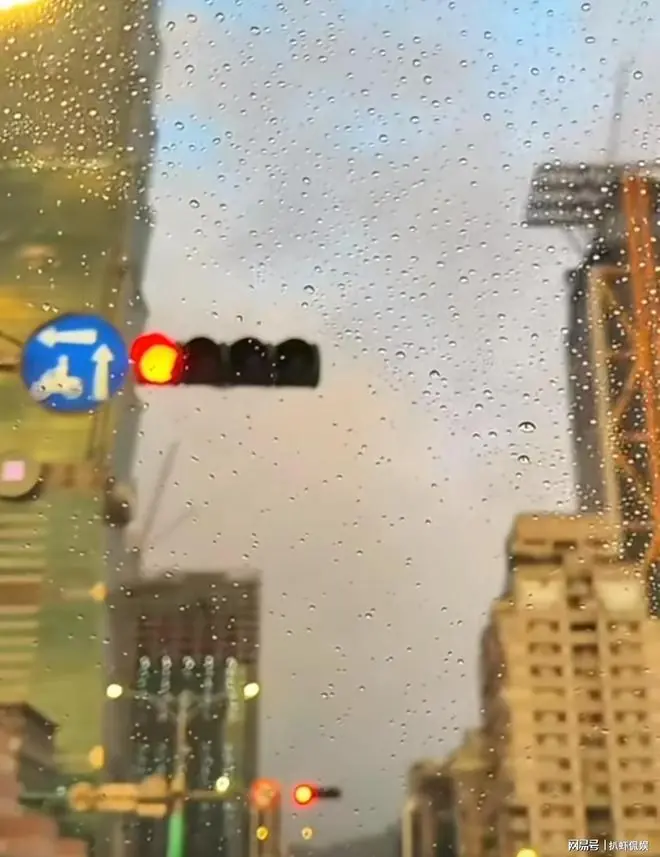 汪小菲马筱梅回台陪孩子,下雨天出门给孩子买吃的,合体撒糖超甜