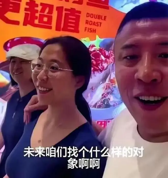 虚荣的父亲坑了女儿!家长炫耀海归女儿,“重金打造”四字被群嘲