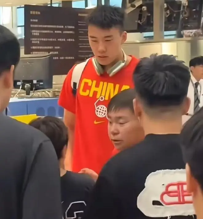 神秘微笑惹怒主教练,王俊杰遭李梦式打压,下阶段男篮或无其位置