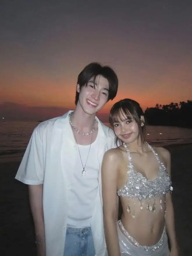 Lisa与新男友的合照，像极了Lisa与三公子，只是形象和身份互换了