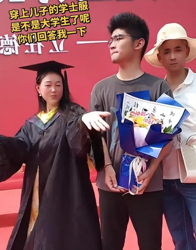 儿子毕业典礼,母亲出尽洋相,父子表情说明一切:上不得台面