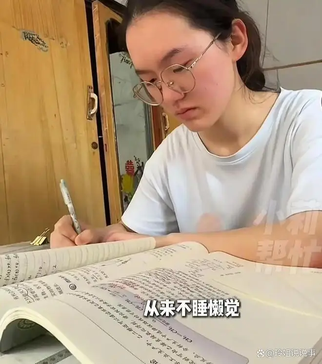 高考699分女孩报清华却被网暴,到底是谁在替她“不配”?