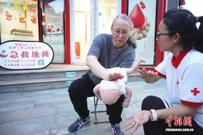 白俄罗斯外教郑州街头学急救:这座城市让我有安全感