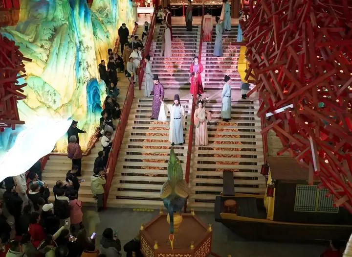 西安长安十二时辰街区以唐诗《琵琶行》为主题创作的沉浸式表演(2025年12月23日摄)。新华社记者邵瑞摄