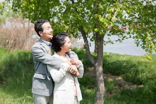 两性关系:65岁大妈真敢直言,女人不管多大年龄,都吃这一套
