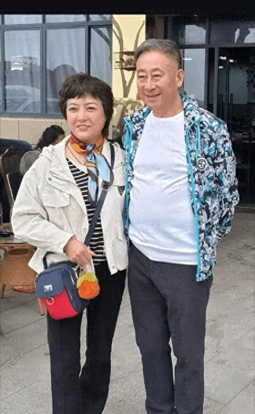 他是上海知名笑星,和亲儿子对簿公堂,现再娶小30岁娇妻享受人生