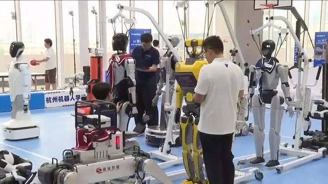 国内首个机器人学校开学,30台“学生”将接受系统化职业技能培训