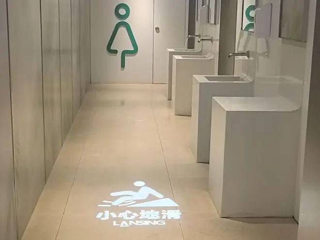 岳麓山保洁阿姨在厕所吃饭引热议,当事人回应:怕地面积水让小朋友滑倒,干脆就近吃饭