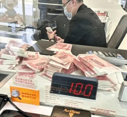 重庆一银行副行长借朋友名义贷款470万元,400万元自用,70万元给朋友用;法院:犯挪用公款罪,受贿、非法经营同类营业罪,判刑16年