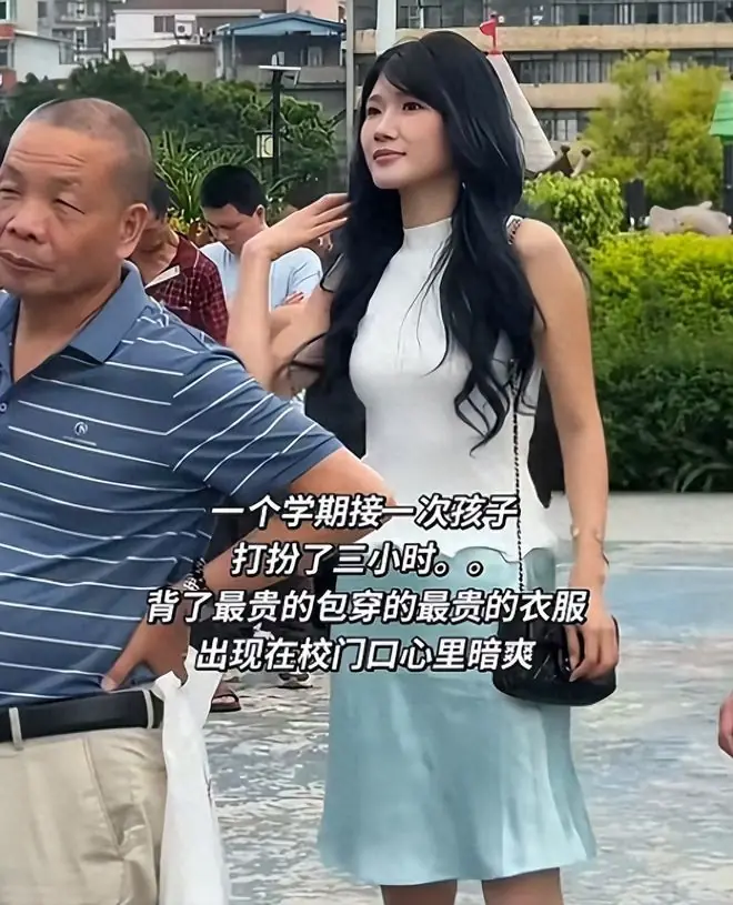 “不如洗洗脚！”宝妈精致打扮3小时接女儿，围观大爷眼神太真实
