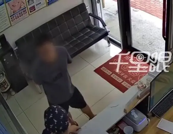 求着医生加班救急,转头报警要退款:这100元,退掉的是整个社会信任丨中听