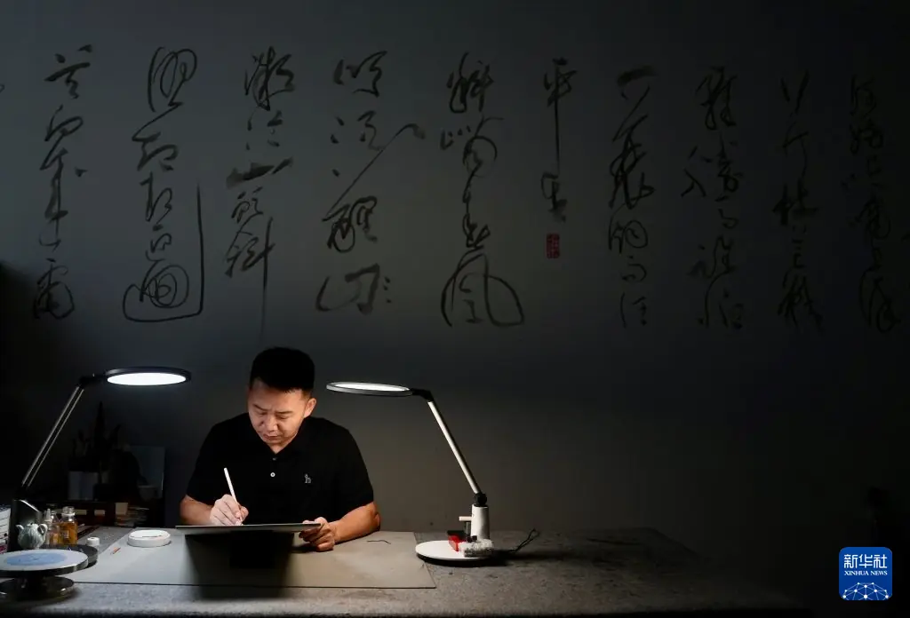 图片故事丨陶瓷微书:方寸之间的极致匠心