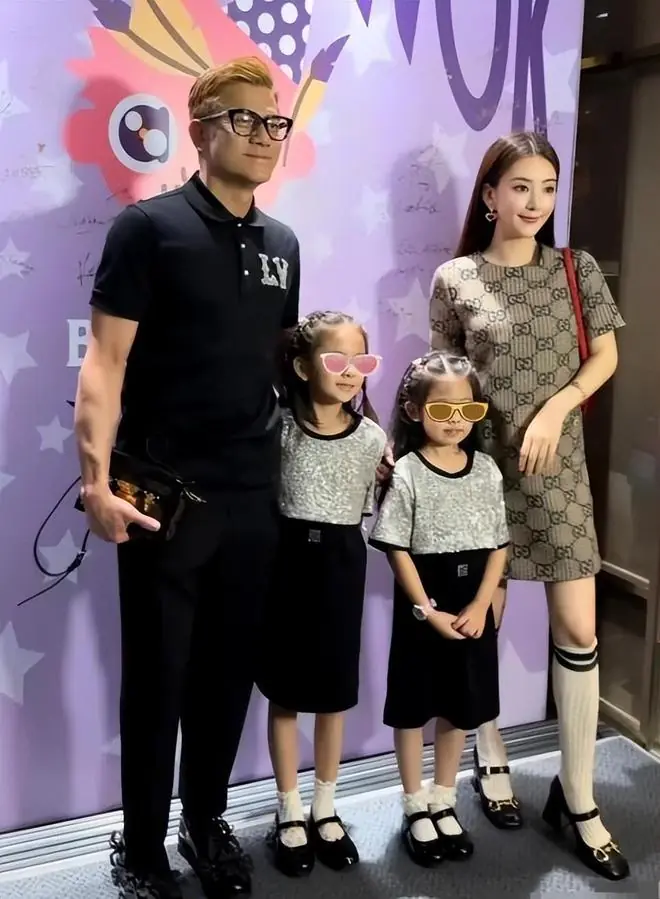 方媛带女儿和佣人一起等车,5岁的郭泳萱调皮又可爱,五官像妈妈
