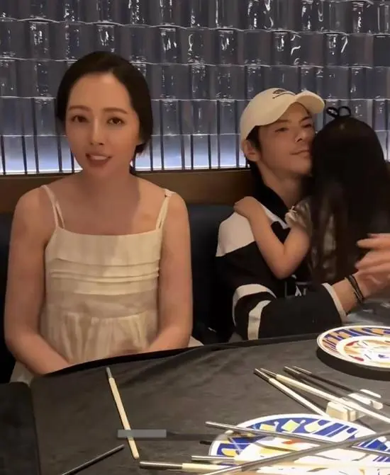 向佐晒一家四口游玩照 郭碧婷和儿子女儿合照