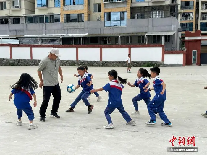 从珠三角到武陵山:体育支教与山区小学的一场足球接力