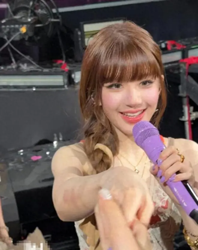 赵露思澳门演唱会生图,穿短裤露屁股蛋子,齐刘海造型撞脸Lisa