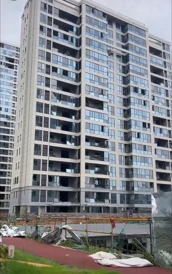 湖北黄冈遇历史罕见龙卷风:一小区落地窗大面积破损,有高坠风险,小区路面已封控