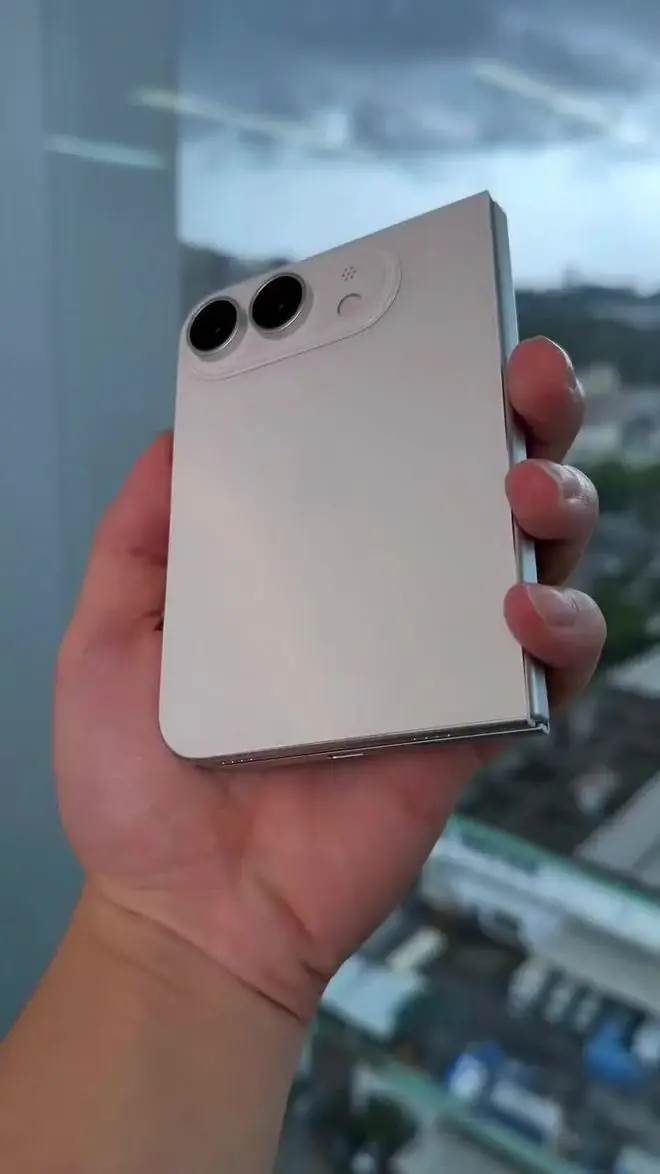 白色版苹果iPhone Ultra折叠手机机模再次曝光