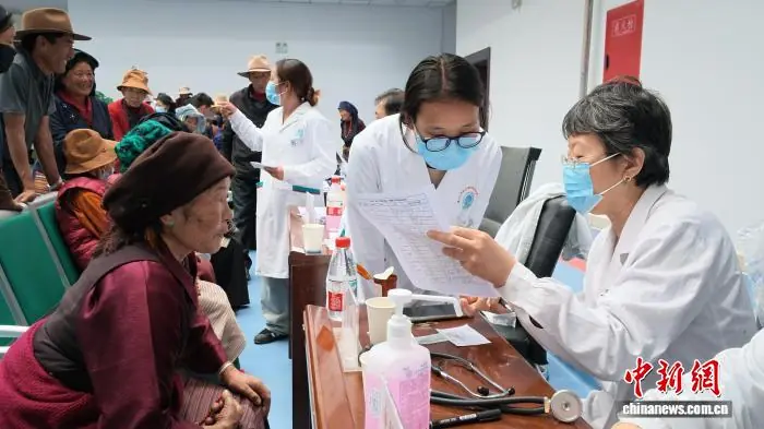 青藏铁路送来近千人进藏医疗队