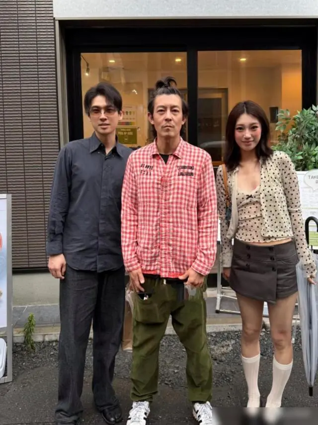 落差太大!陈冠希和9岁女儿逛街,打扮不修边幅,沧桑似流浪汉