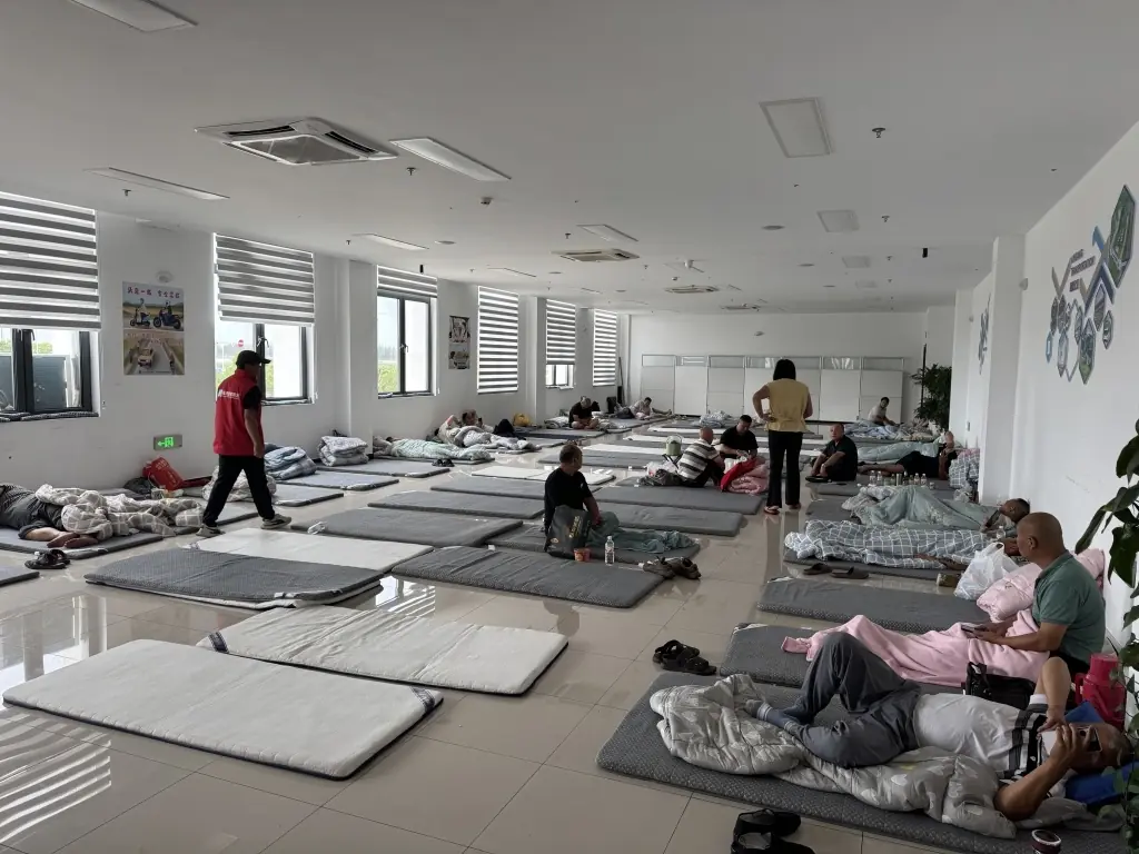挨个敲开大货车的门,他在台风来临前化身志愿者带同行“回家”