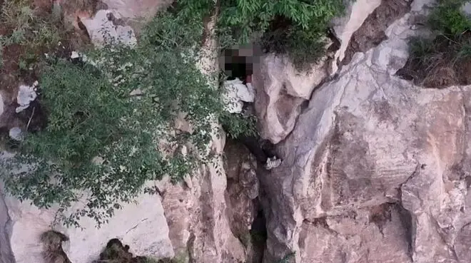 女子摸黑上山看日出一脚踩空坠下百米高崖,幸运卡在距地面40多米高岩缝中,奋力呼喊被夜钓人听到报警获救