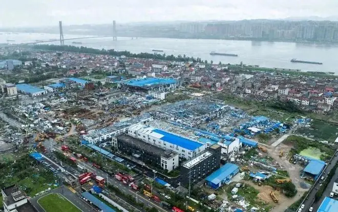 龙卷风袭击湖北多地,“眼看着父母被卷到百米高空”