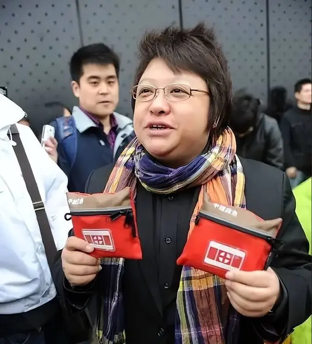 韩红基金会开销曝光!一年房租220万,80人团队年耗1200万,真的合理吗?