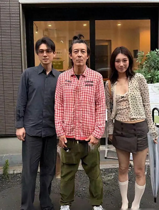 名气不输刘德华,如今瘦成皮包骨,全家定居日本,卖衣服财富自由