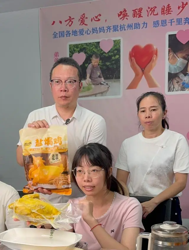 杭州大二女生突然要当女主播，全国几十万网友站台！爸爸感叹：为了救弟弟，完全变了个人……