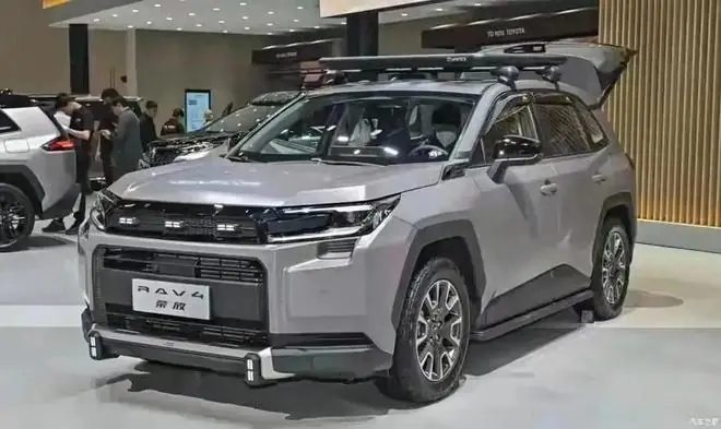 满油1500公里!丰田这辆不充电的SUV,凭什么让新能源车主沉默了?