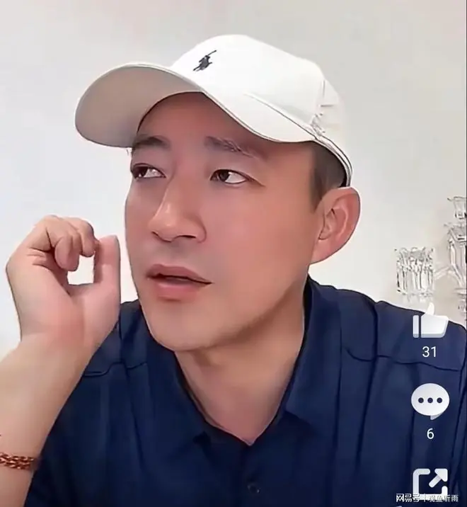 汪小菲罕见晒小儿子日常，黏父又爱笑，如今儿女双全日子太幸福