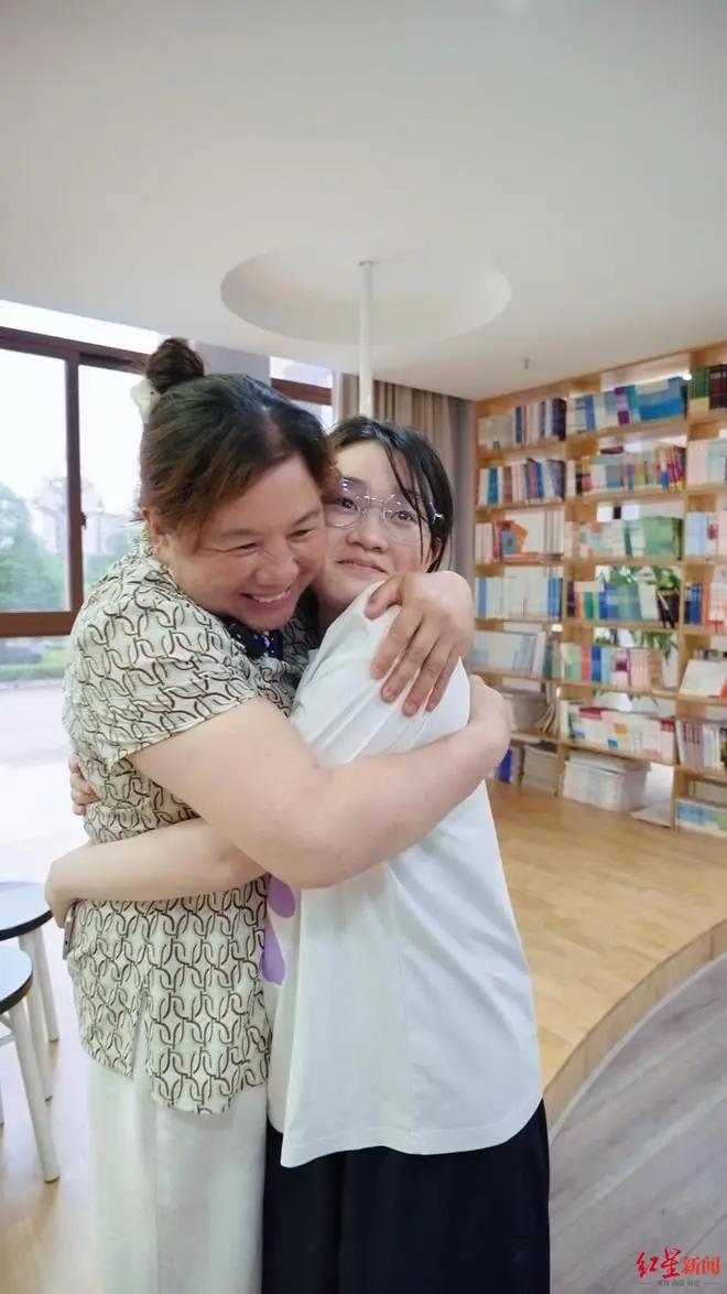 扛了6年钢管,女儿考出全省历史类前五名!对话“工地母亲”邹品芝:“我这个妈妈还行吧”